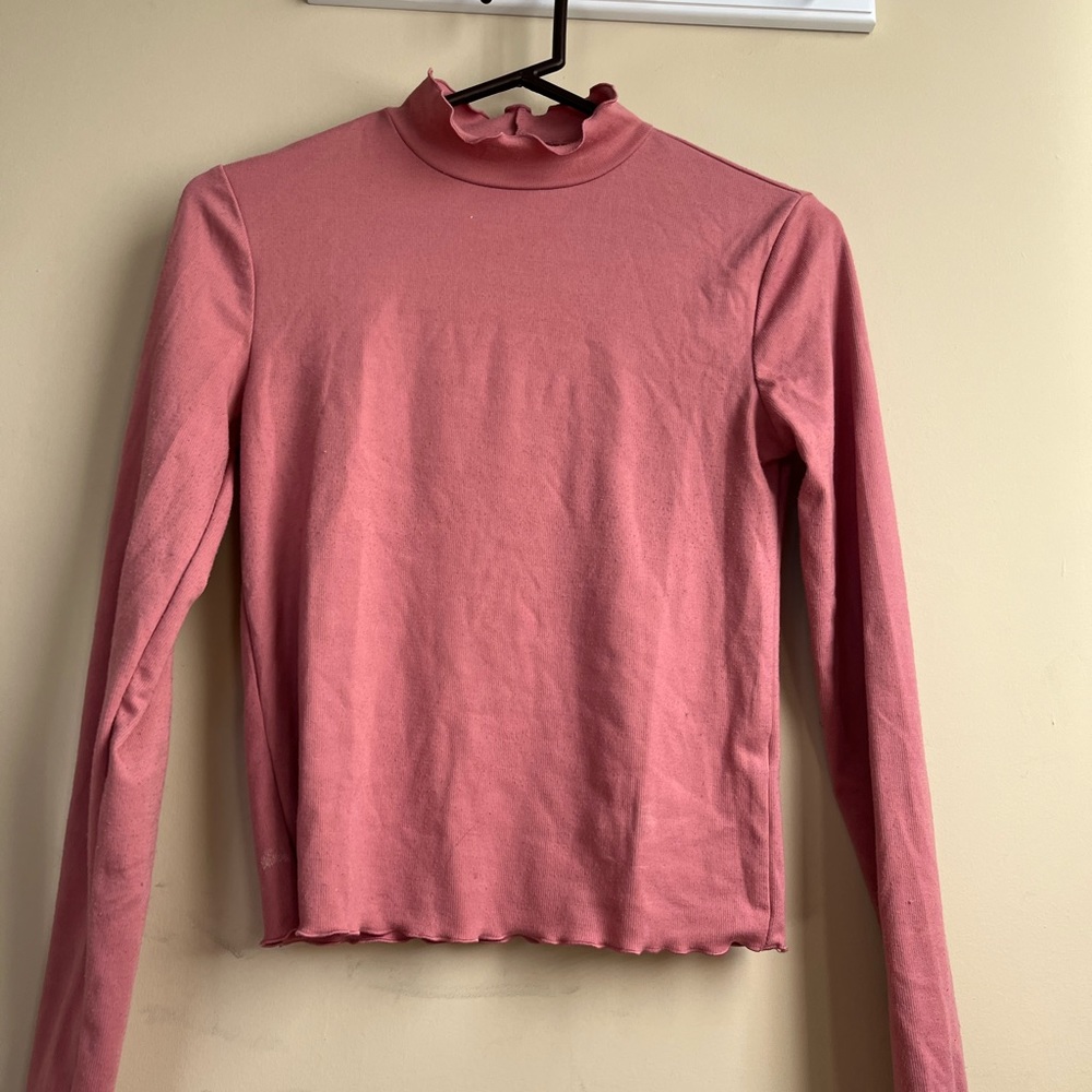 Curly edges basic pink turtleneck
